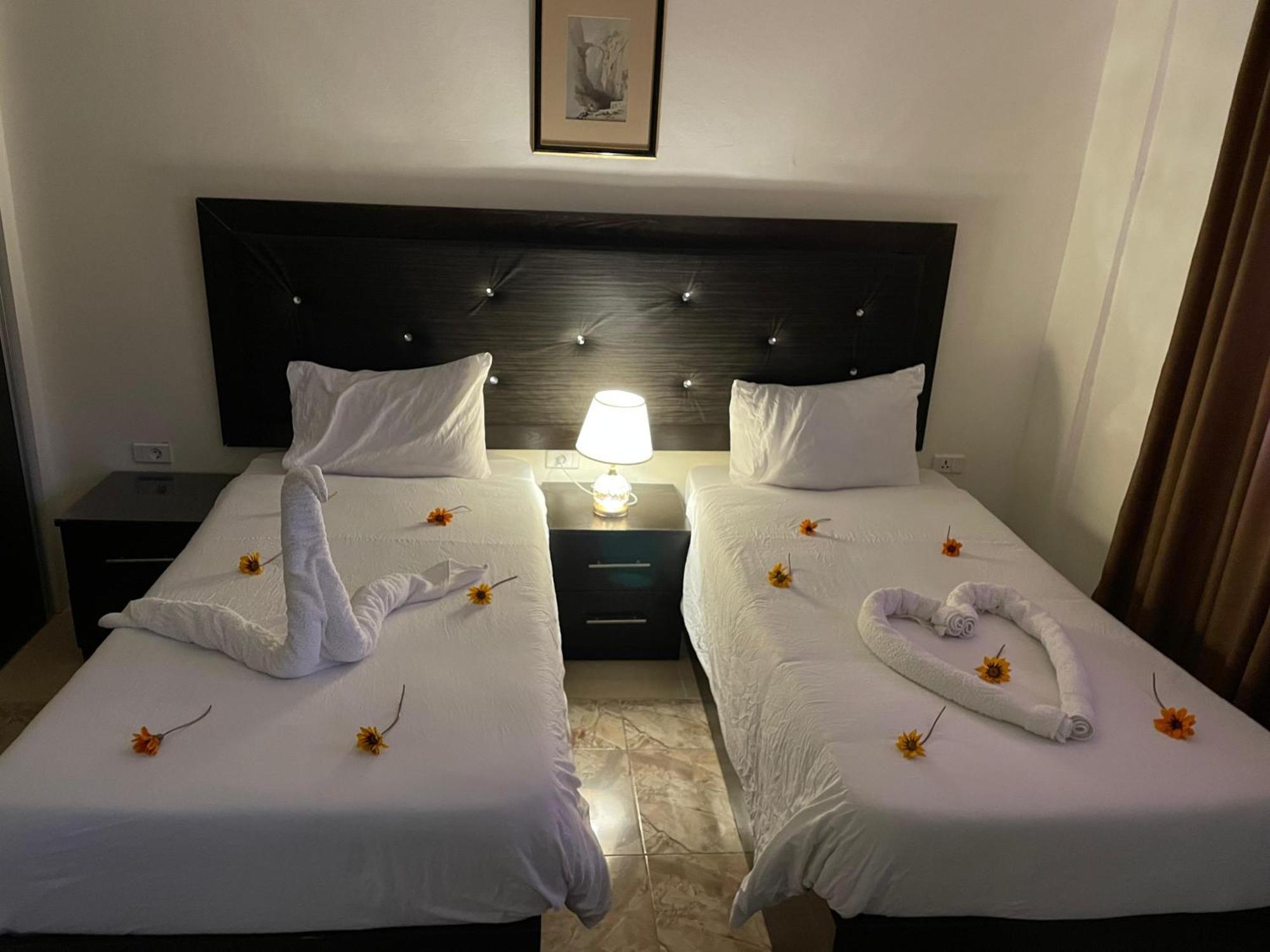 Plaza View Hostel At Tayyibah ภายนอก รูปภาพ